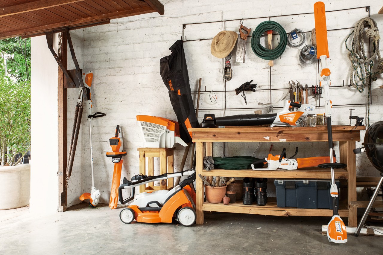 STIHL accubosmaaier FSA 56 wordt hangend bewaard, daarnaast accuheggenschaar HSA 56 en HLA 56 en accugrasmaaier RMA 339