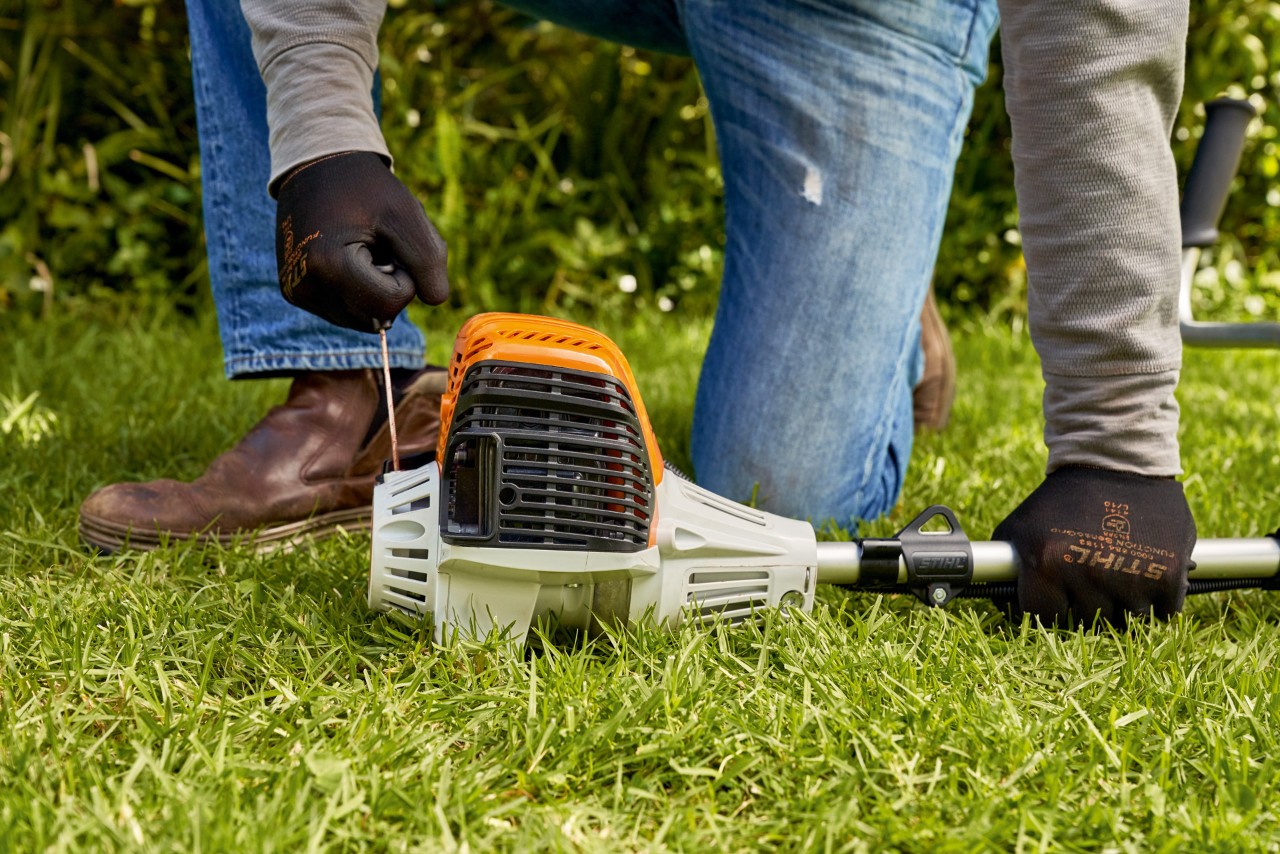 Man trekt aan het startkoord van de STIHL FS 91 benzinebosmaaier 