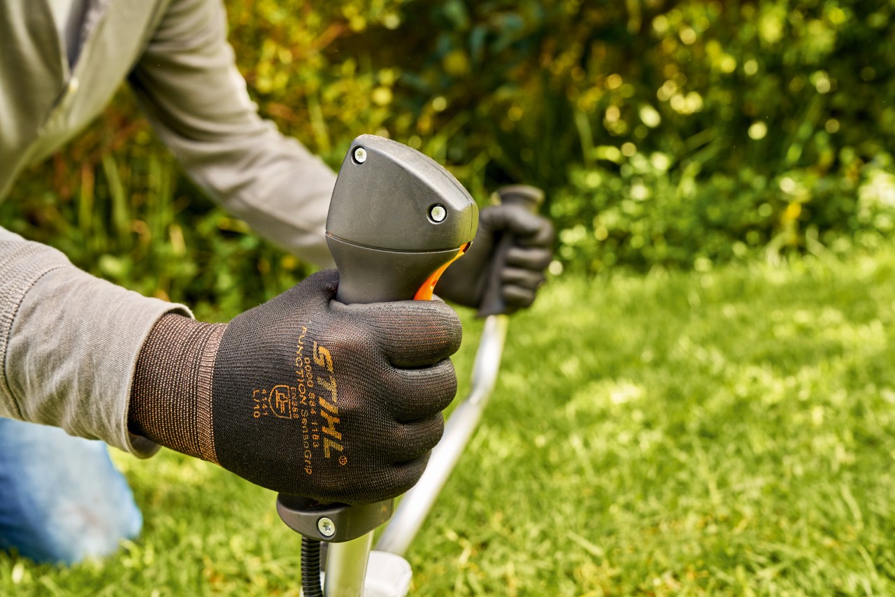 Man start kort de motor van de STIHL FS 91 benzinebosmaaier