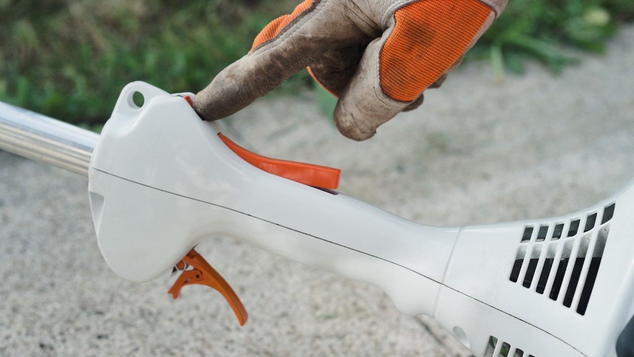 De stopschakelaar op de STIHL FS 38 benzinegrastrimmer wordt bediend