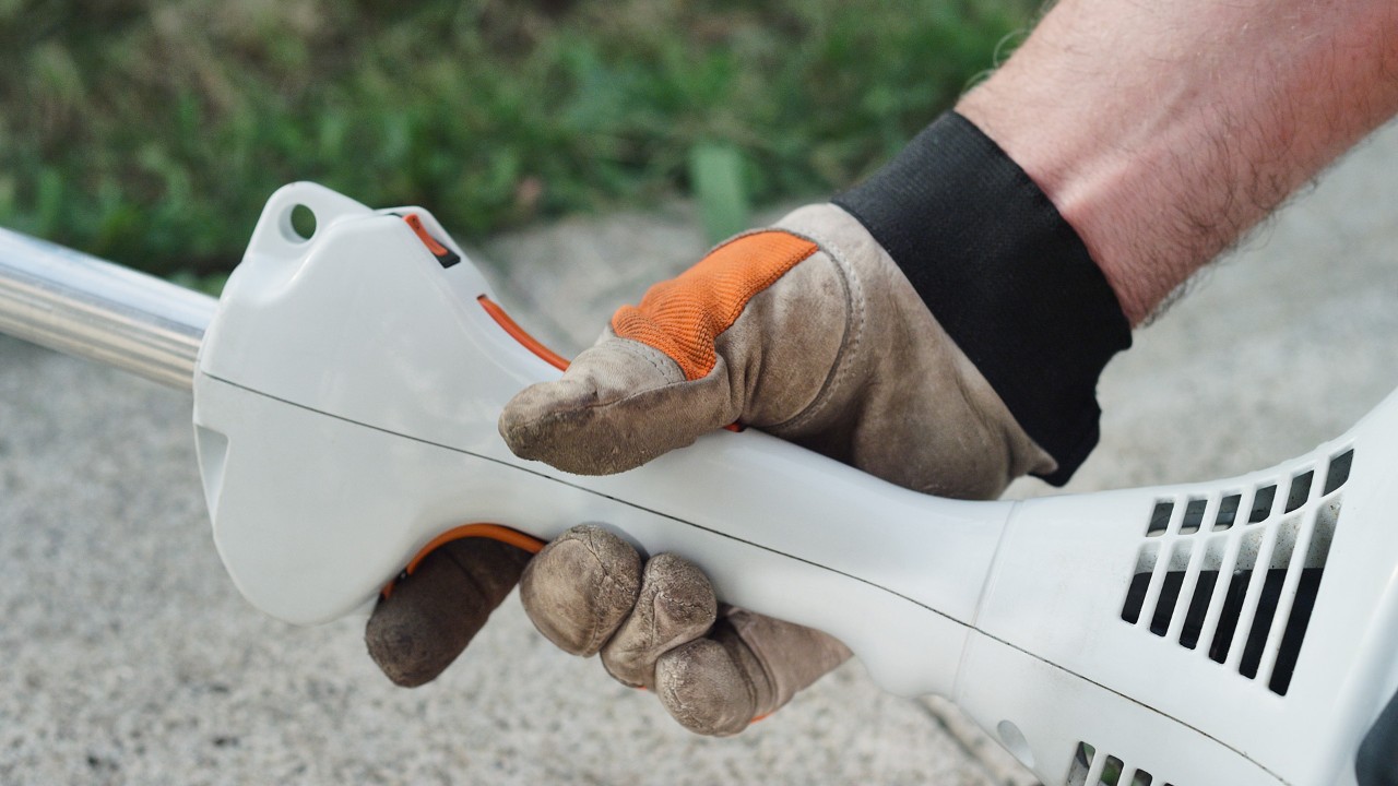 De gashendel van de STIHL FS 38 benzinegrastrimmer klikt vast