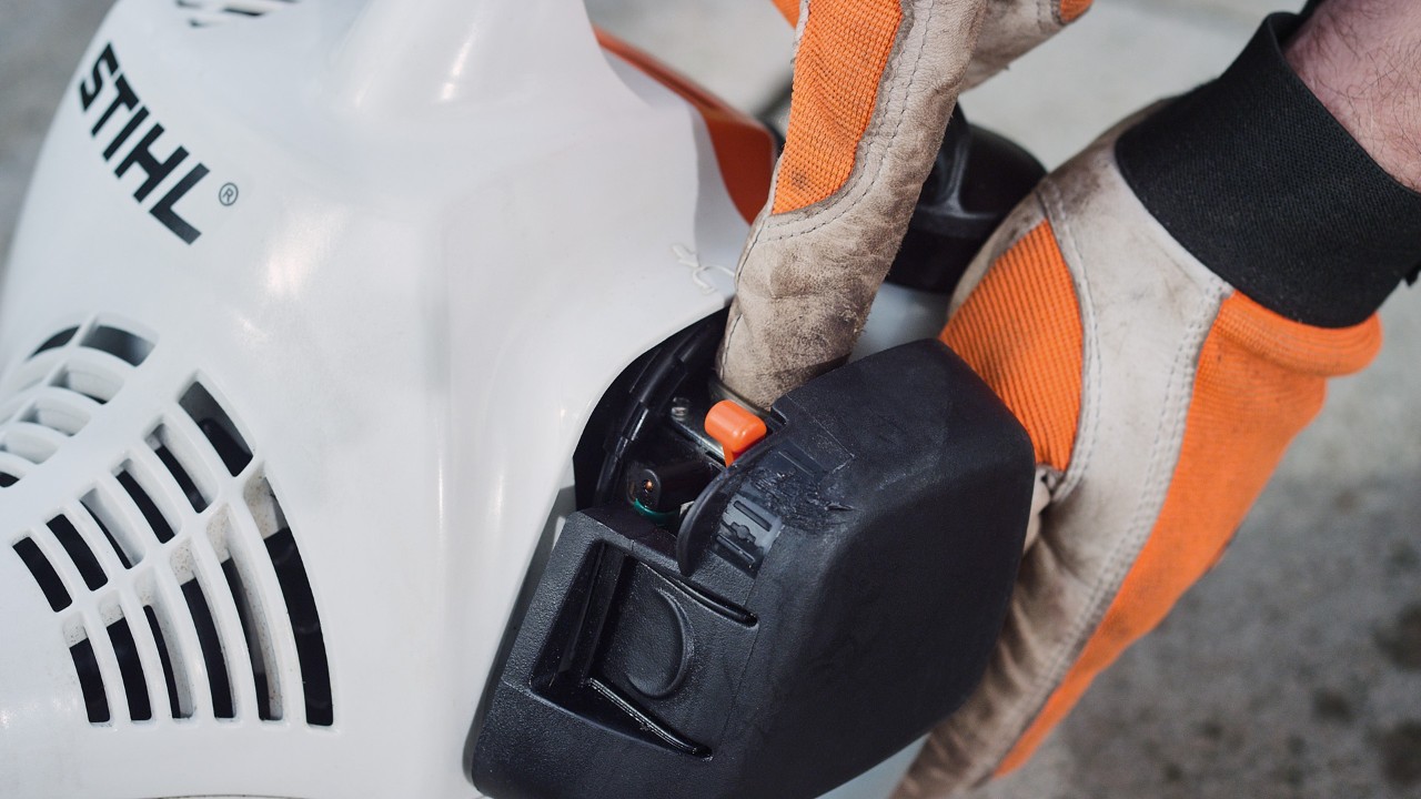 Druk de brandstofpomp van de STIHL FS 38 benzinegrastrimmer in