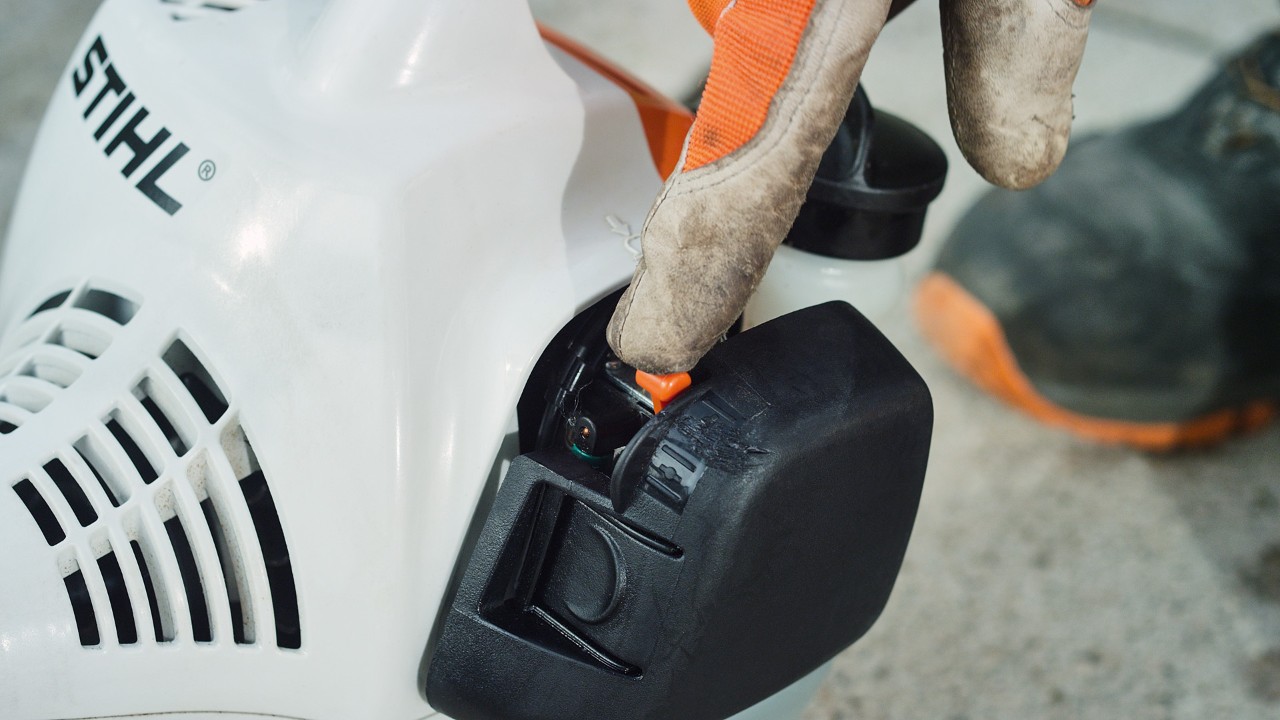 Choke van de STIHL FS 38 benzinebosmaaier wordt geopend