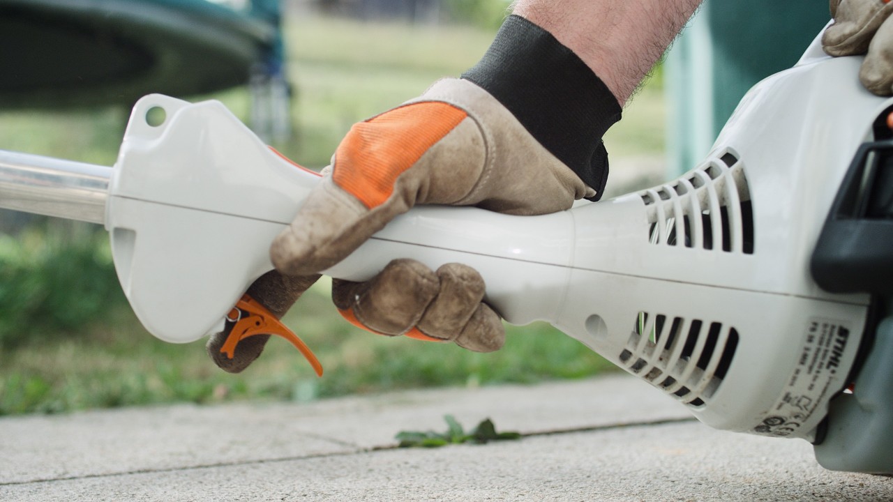De gashendel van de STIHL FS 38 benzinegrastrimmer wordt ingedrukt