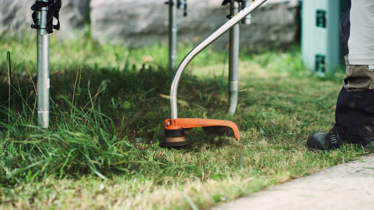 De graskanten worden getrimd met de STIHL FS 38 benzinegrastrimmer