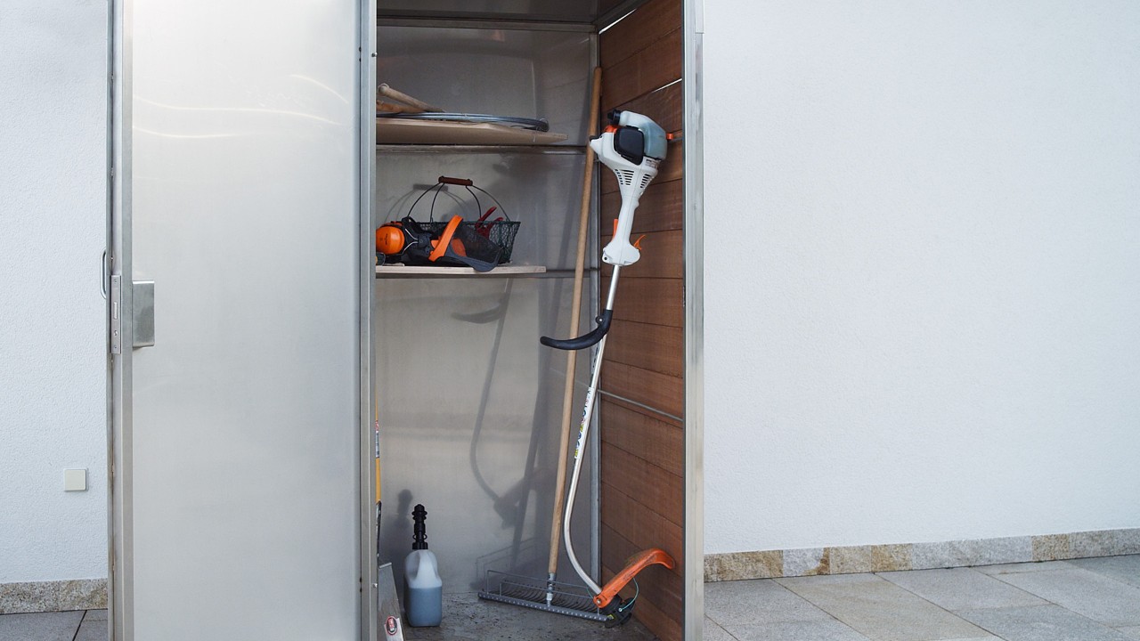 De uitgeschakelde STIHL FS 38 benzinebosmaaier staat in een kast