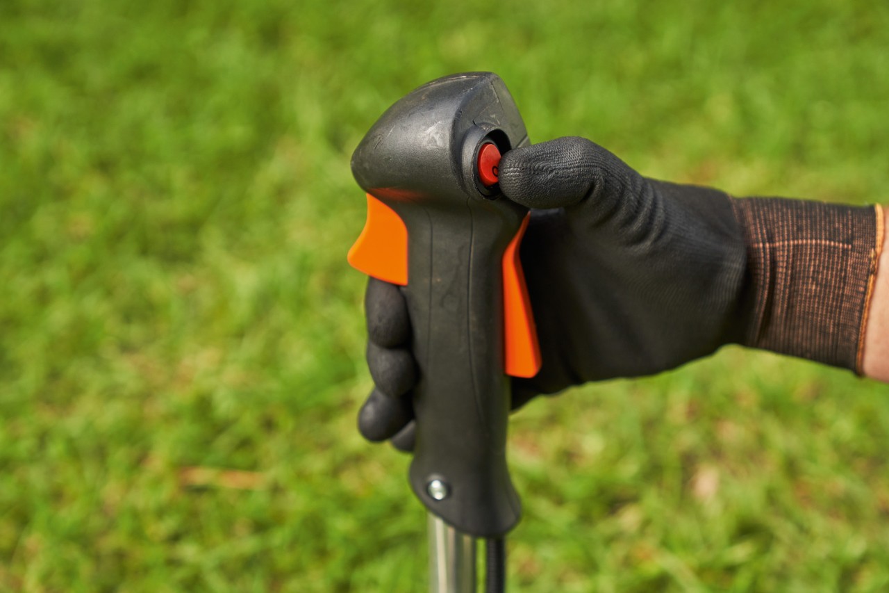Man schakelt de STIHL FS 56 benzinekantenmaaier uit