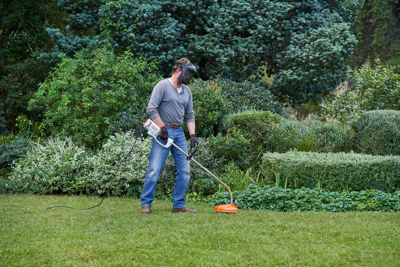 Man met STIHL FSE 60 elektrische kantenmaaier gaat in een stabiele positie staan