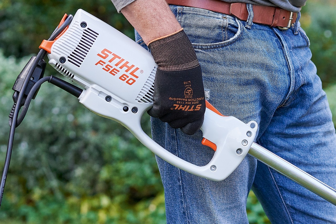 Man bedient de schakelaar om de STIHL FSE 60 elektrische kantenmaaier uit te schakelen.