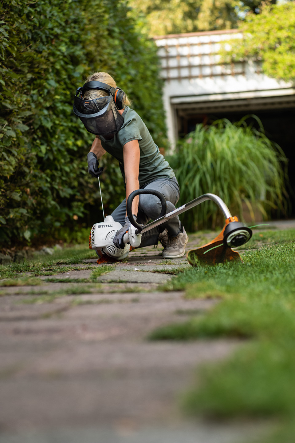 STIHL FS 91 benzinebosmaaier wordt veilig vanaf de grond gestart.