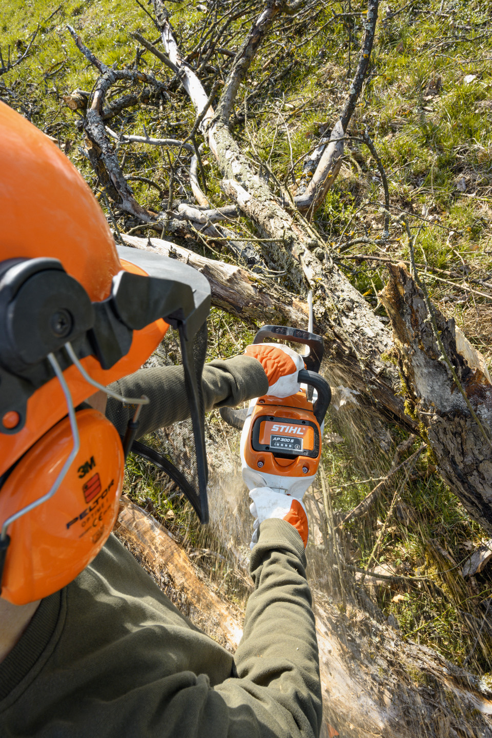 STIHL accu-kettingzaag MSA 220 C-B in gebruik bij een boomstam met takken