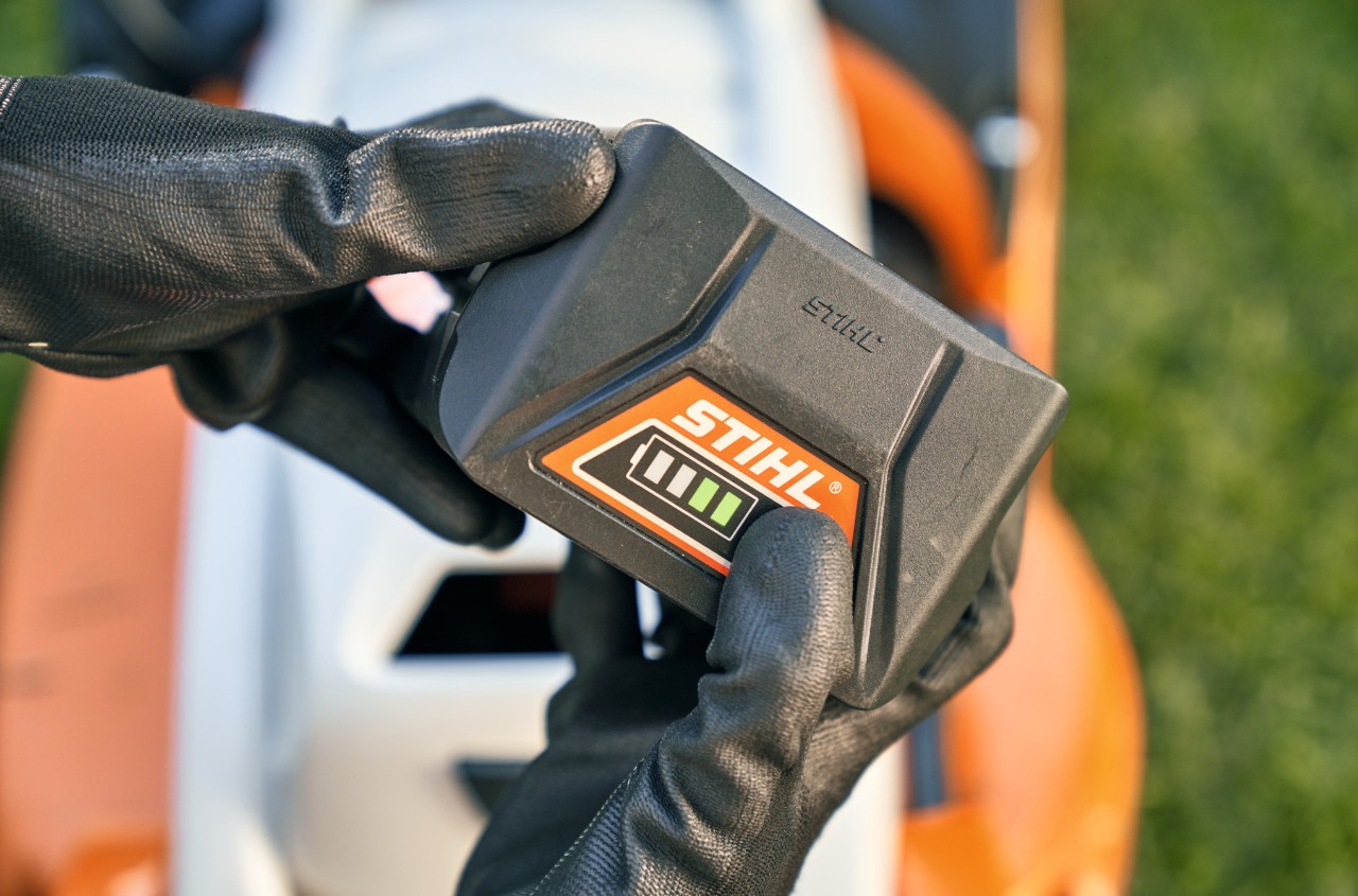STIHL lithium-ion-accu, op de achtergrond een STIHL RMA 339 C accugrasmaaier
