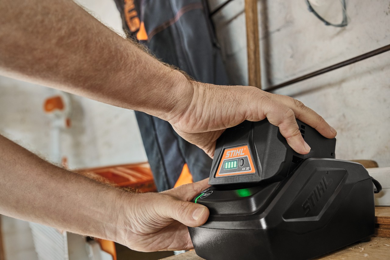 STIHL AK 30 lithium-ion-accu bij het opladen in het laadstation
