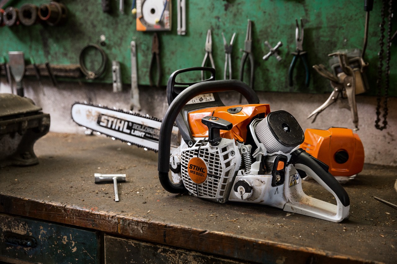STIHL benzinekettingzaag MS 500¡ W op een werkbank in een werkplaats