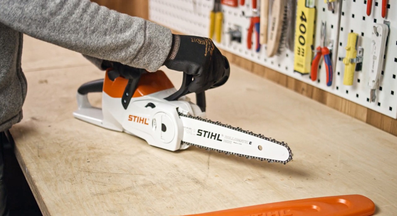 Man staat op het punt een STIHL accukettingzaag MSA 120 te monteren