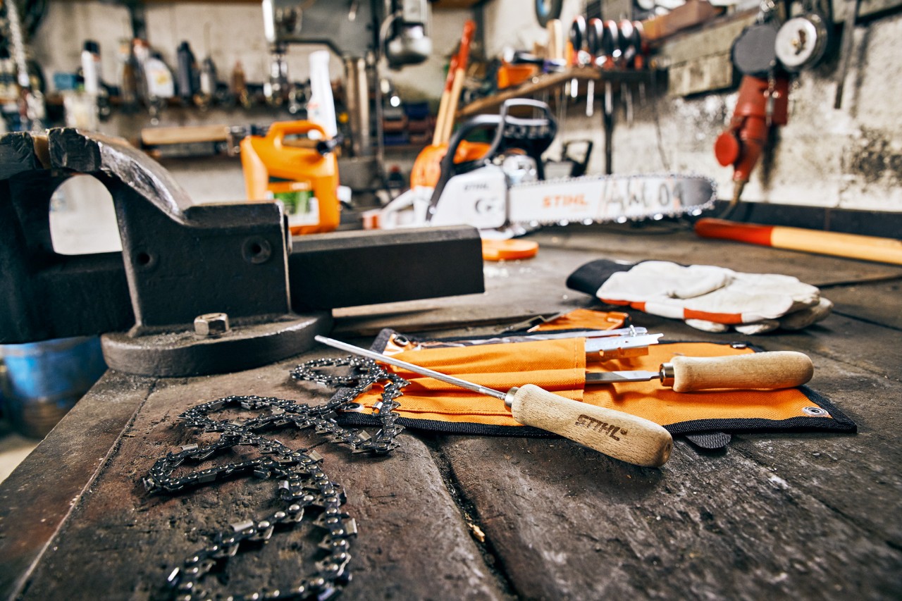 Werkbank met gereedschap en zaagketting om de kettingzaag te spannen