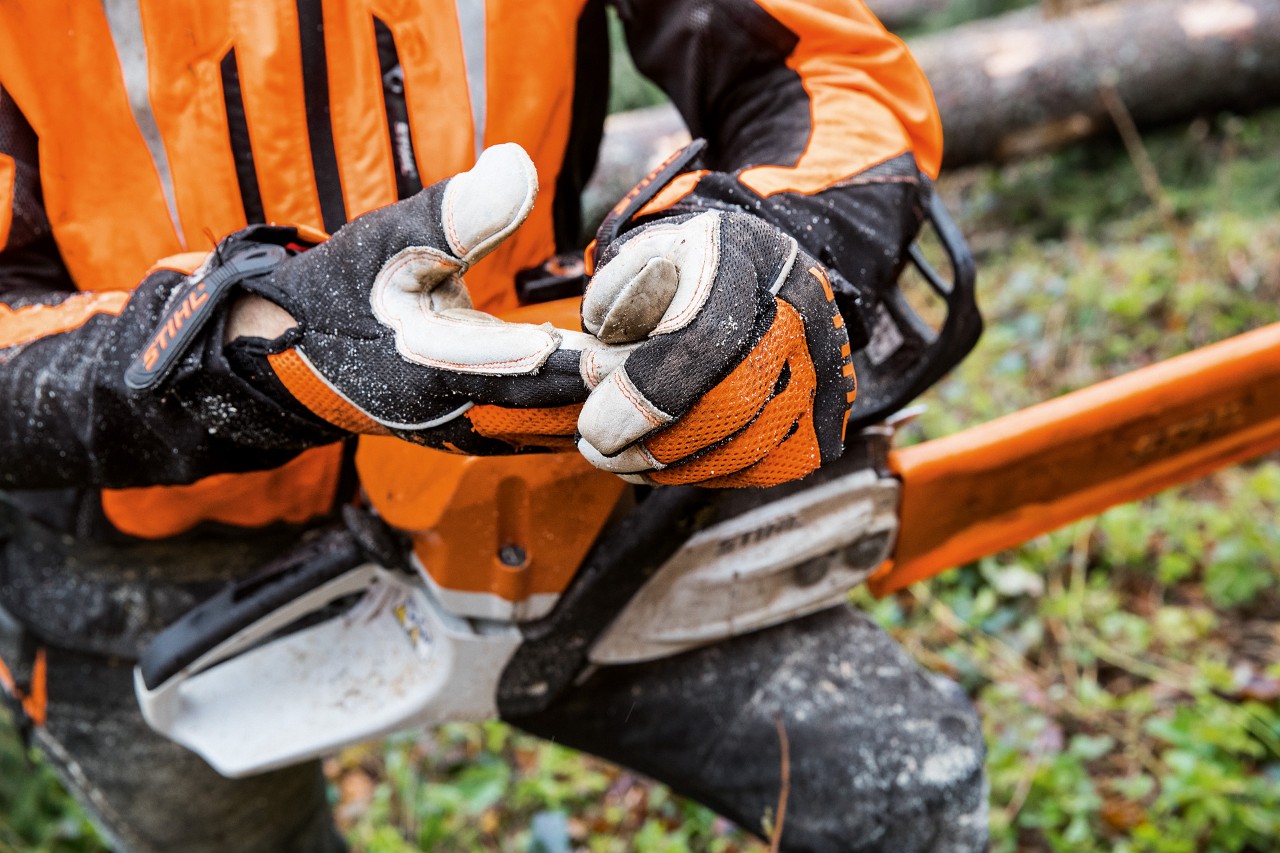 Beschermende kleding met STIHL veiligheidshandschoenen ADVANCE Ergo MS voor het werk met de kettingzaag