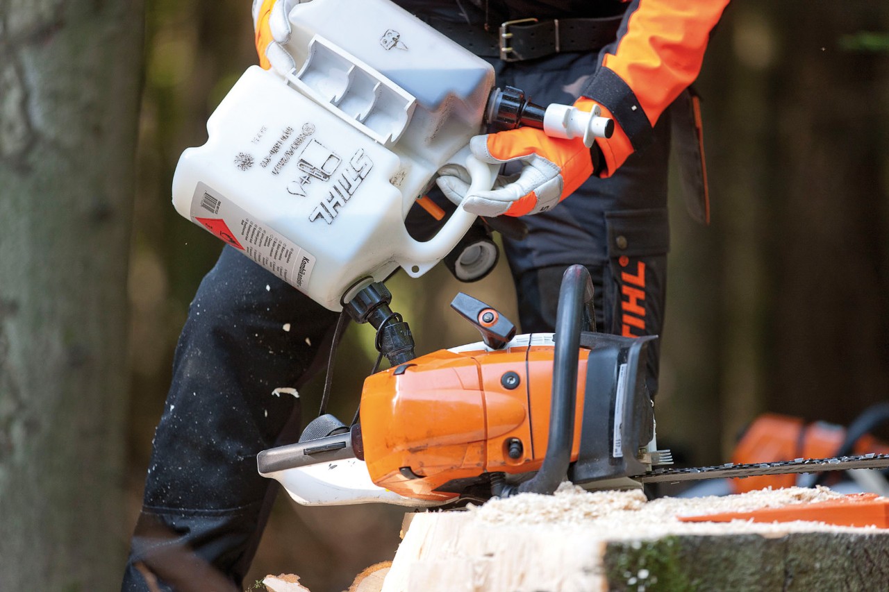 STIHL kettingzaag MS 441 wordt gevuld met een mengsmering voor kettingzagen