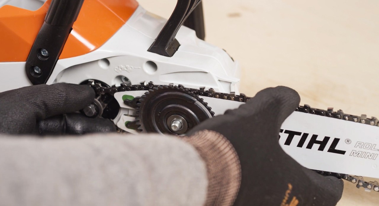 Het zaaggarnituur wordt op een STIHL MSA 120 accukettingzaag gemonteerd
