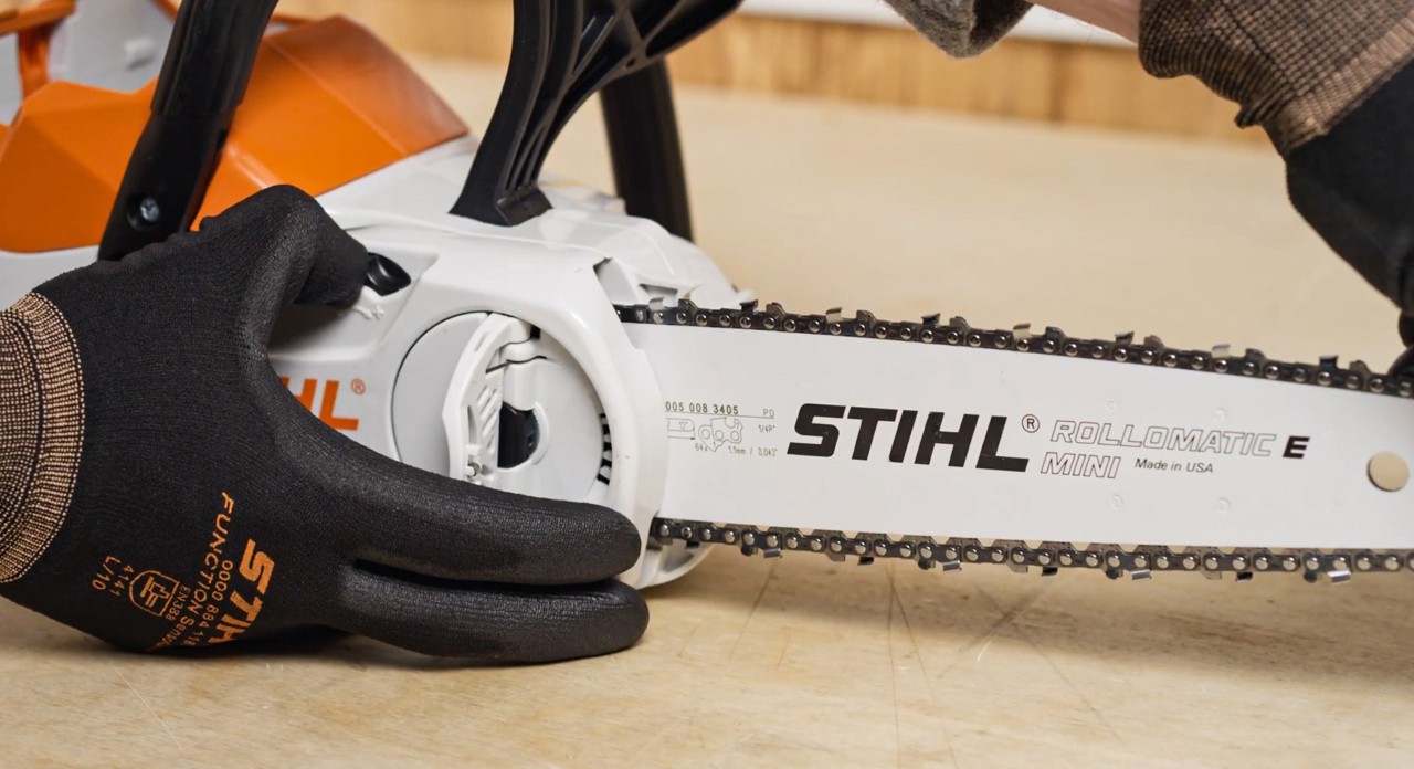 De zaagketting van een STIHL MSA 120 accukettingzaag wordt na het monteren aangespannen