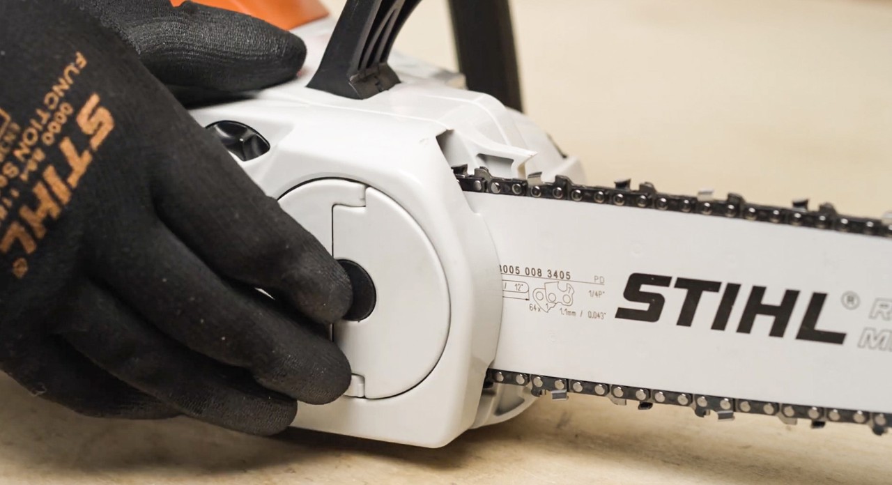 Close-up van de vleugelmoer van een STIHL MSA 120 accukettingzaag
