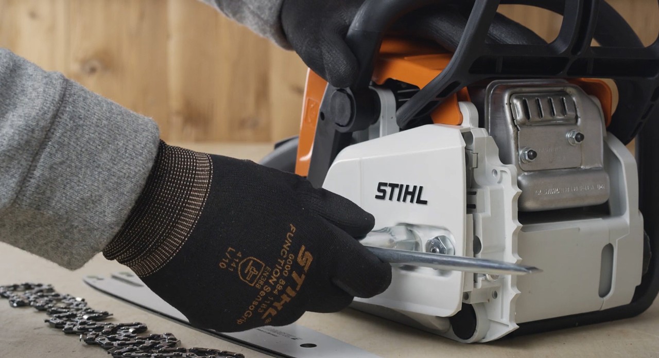 Kettingtandwieldeksel van een STIHL MS 170 kettingzaag wordt verwijderd om het zaaggarnituur te monteren
