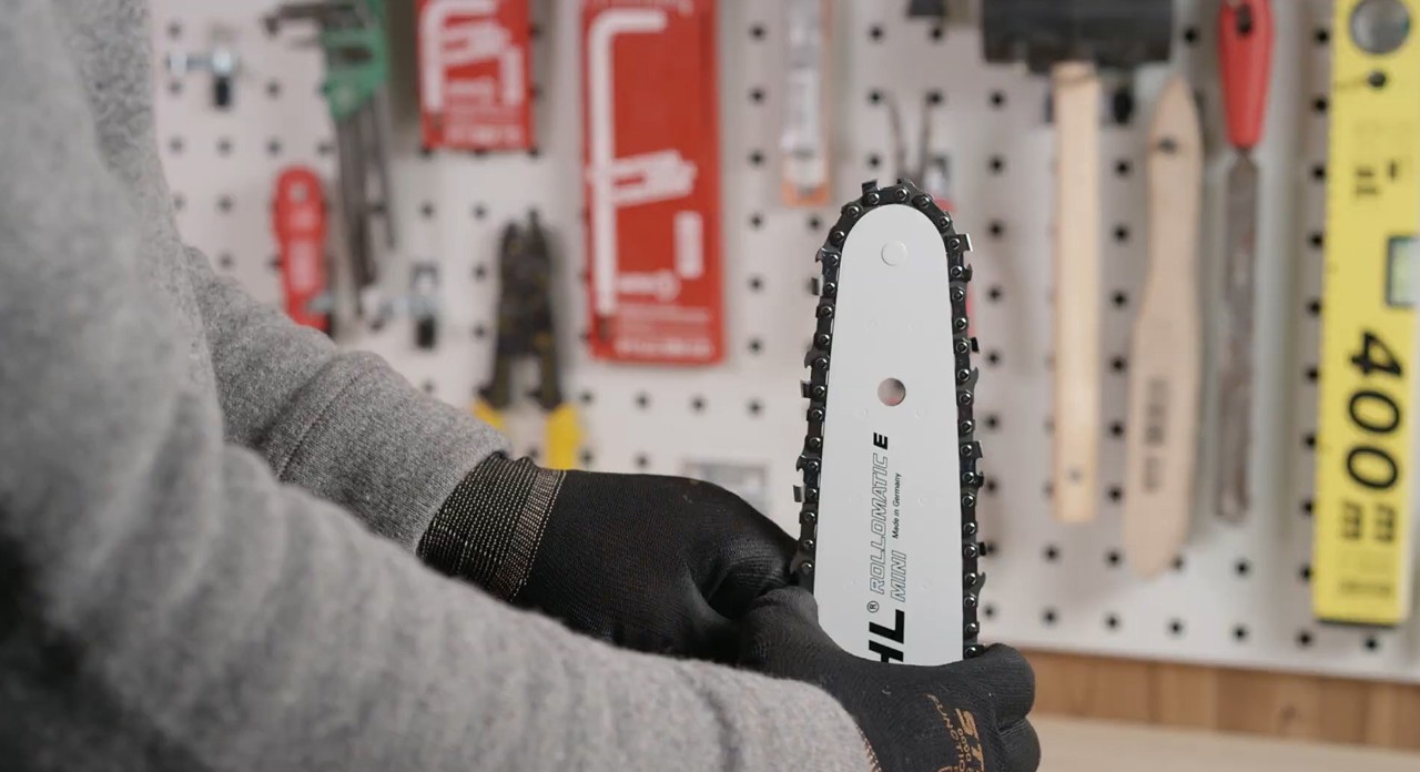 De zaagketting wordt in de zaagbladgleuf van een STIHL kettingzaag gelegd