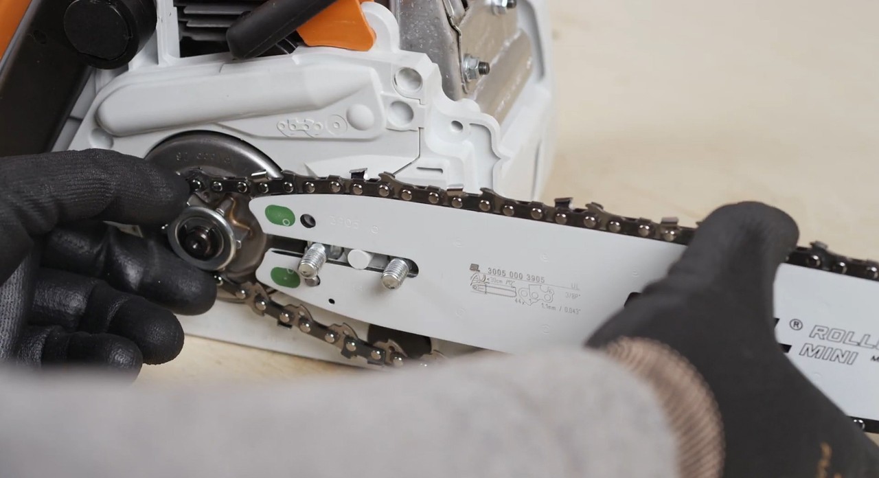 Het zaaggarnituur wordt gemonteerd op een STIHL kettingzaag