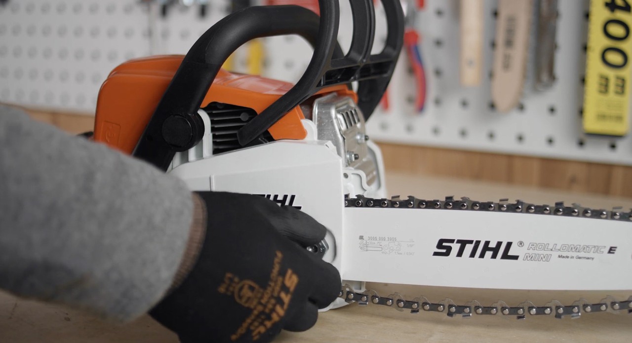 Het kettingtandwieldeksel van een STIHL MS 170 benzinekettingzaag wordt gemonteerd.