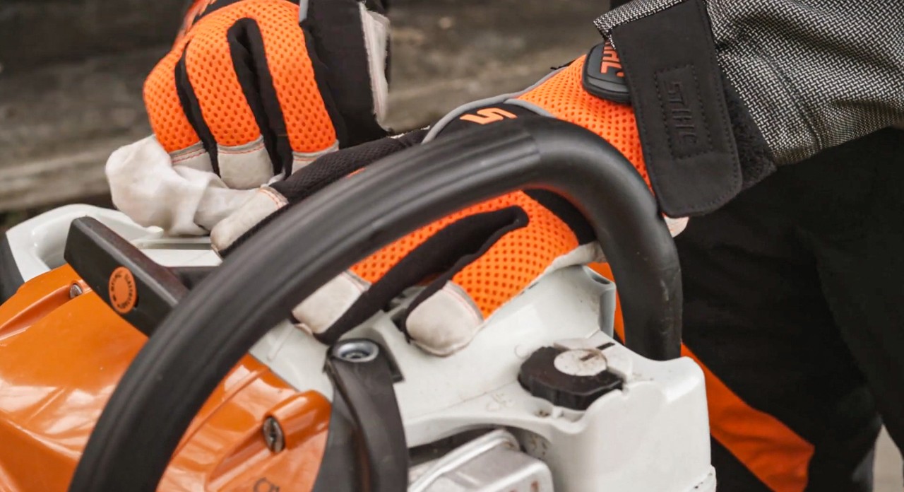 Close-up van een STIHL MS 251 kettingzaag
