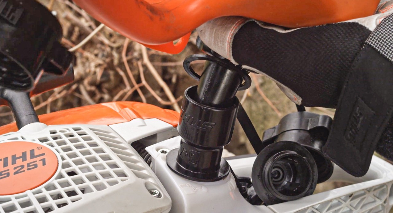Een STIHL MS 251 kettingzaag MS wordt na het monteren gevuld met brandstof