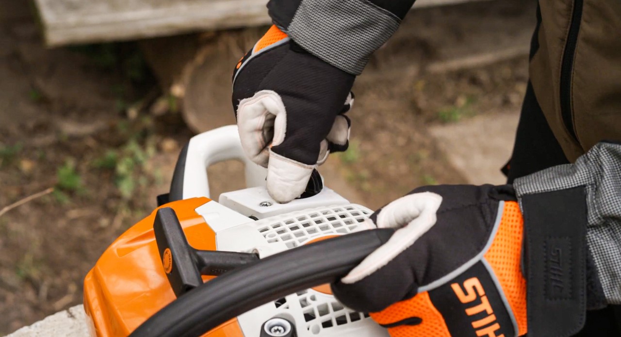 De tankdop van een STIHL MS 251 kettingzaag wordt gesloten