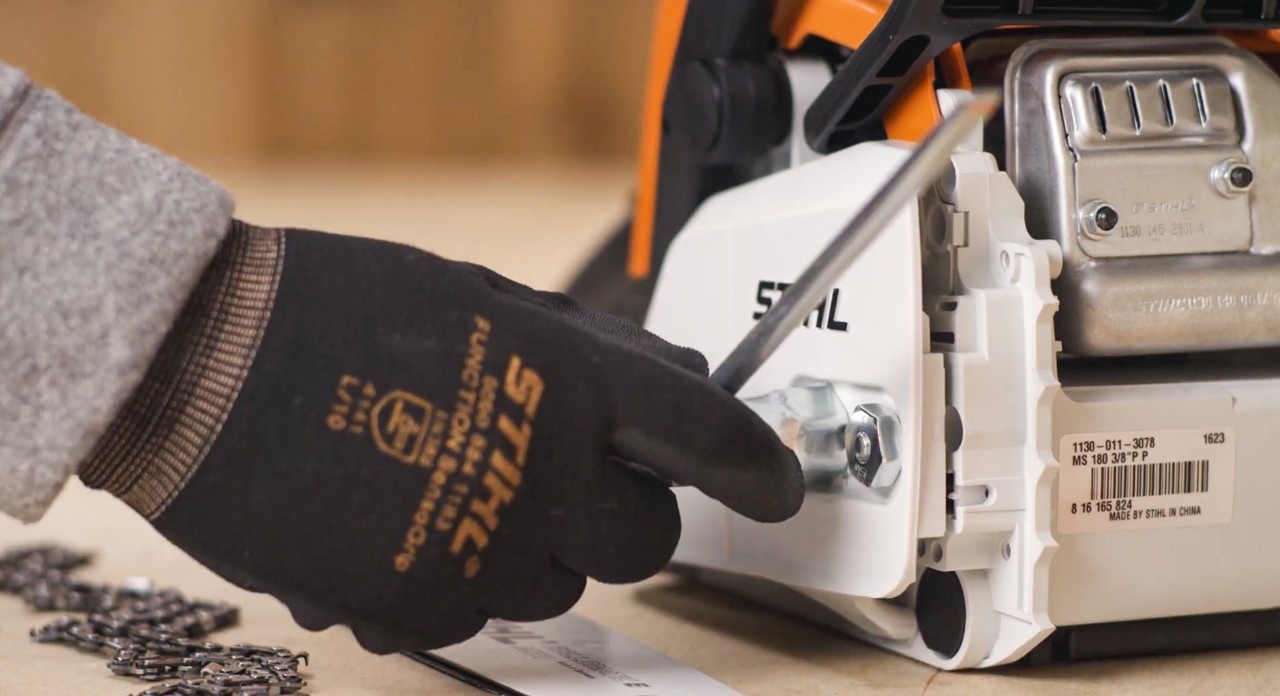 Close-up van het kettingtandwieldeksel van een STIHL MS 180 kettingzaag