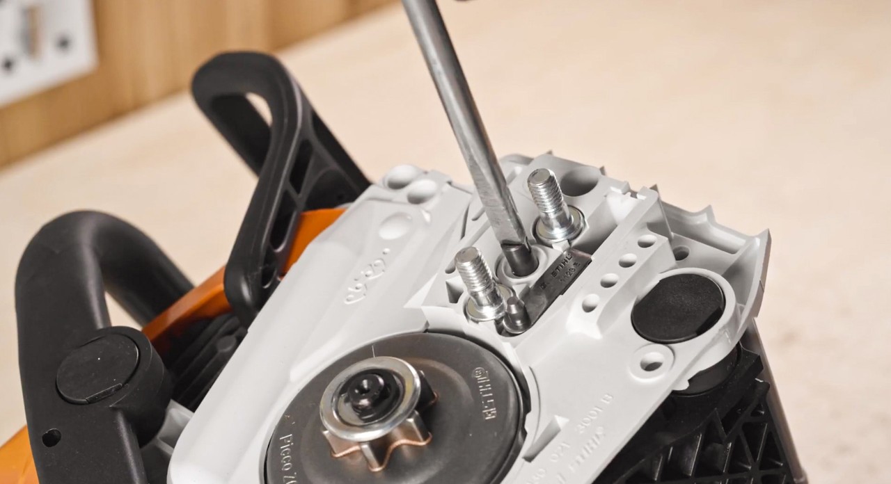 Close-up van de spanschuif van een STIHL MS 180 kettingzaag