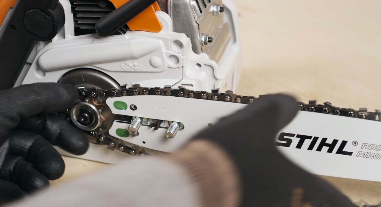 Het zaaggarnituur wordt op een STIHL MS 180 kettingzaag gemonteerd