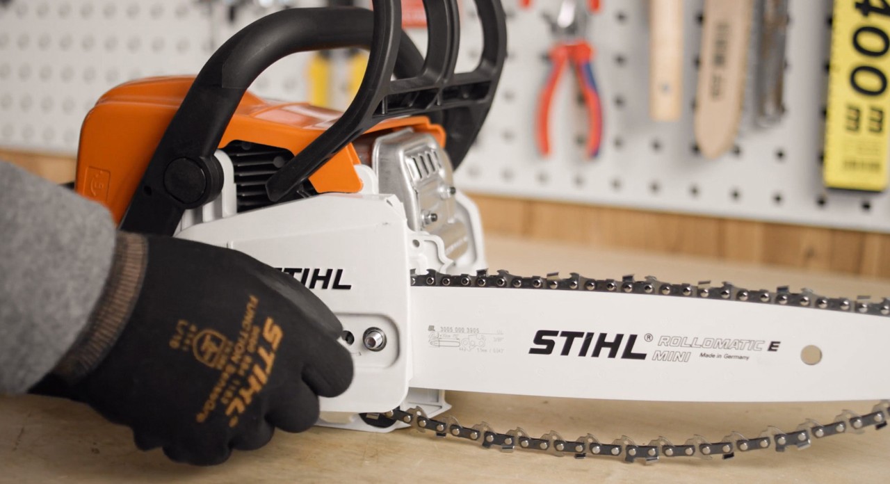 Het kettingtandwieldeksel wordt op een STIHL MS 180 kettingzaag gezet