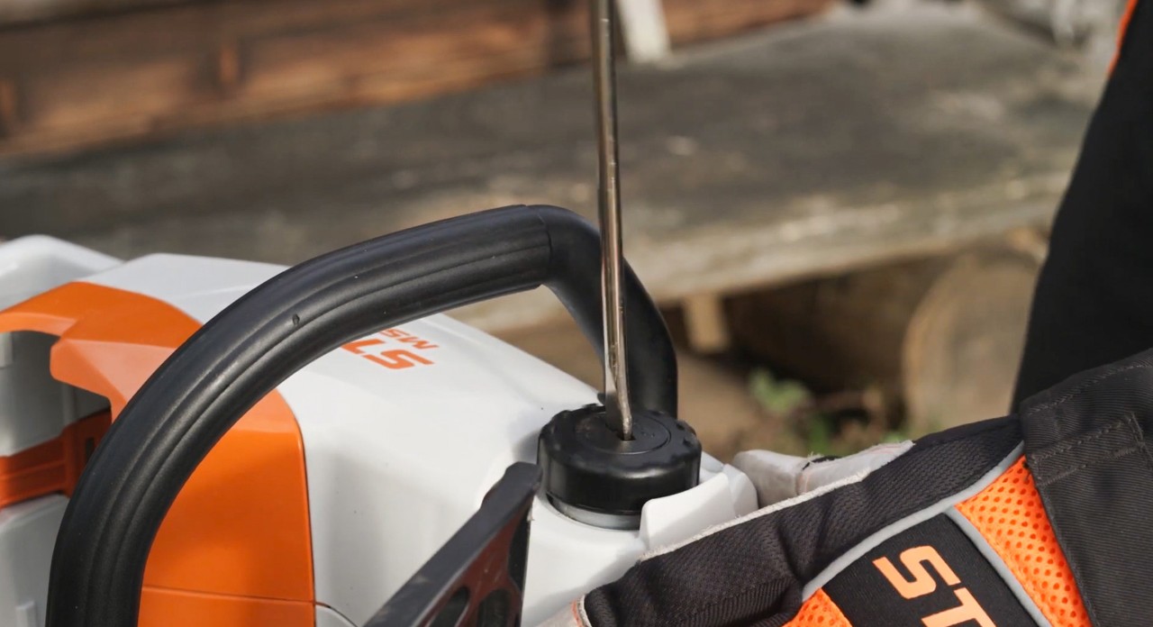Close-up van de olietank van een STIHL MSA 120 accukettingzaag
