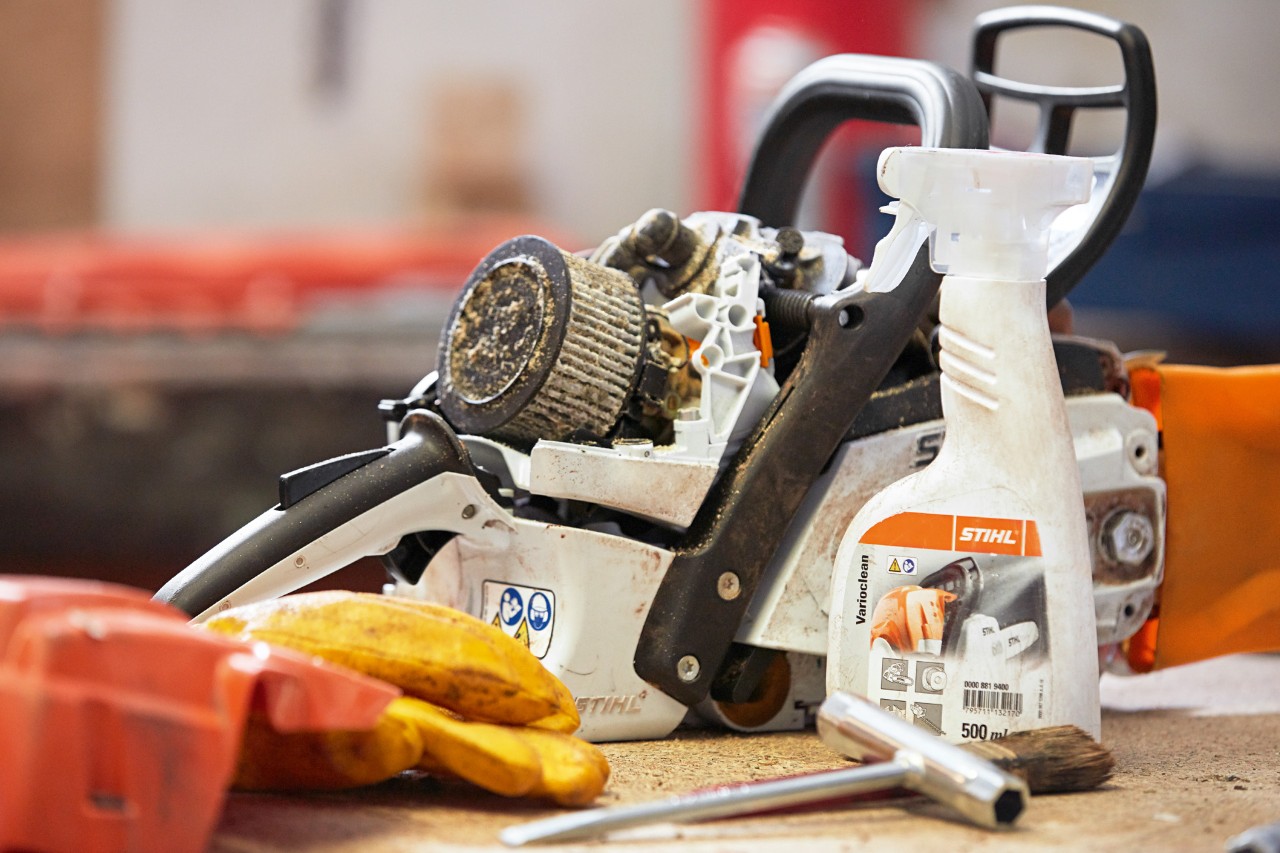 STIHL kettingzaag en STIHL Varioclean voor het onderhoud