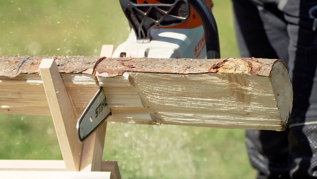 Met een STIHL MSA 120 C accukettingzaag wordt op een zaagbok brandhout gezaagd.