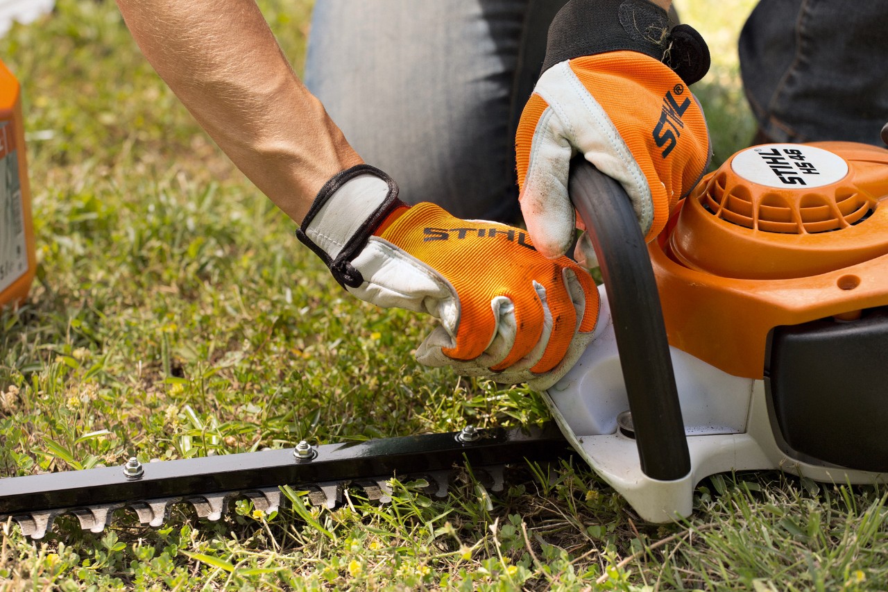  De STIHL benzineheggenschaar HS 46 wordt na gebruik gereinigd