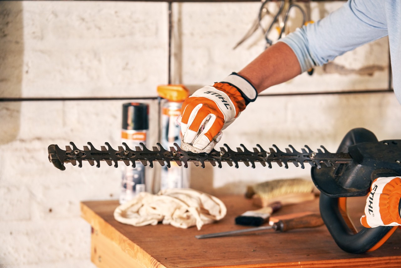 Messen van een STIHL HSA 56 accuheggenschaar worden gereinigd