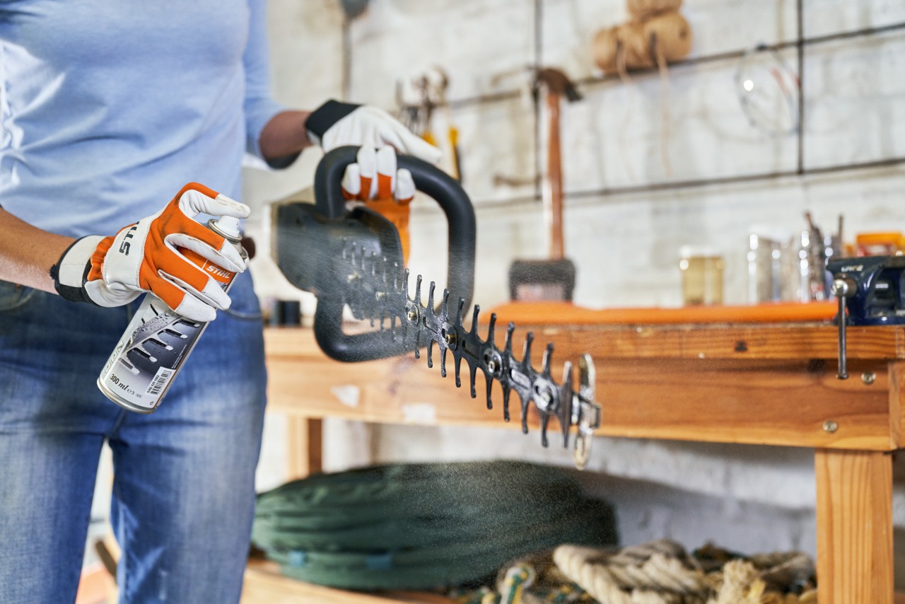 STIHL HSA 56 accuheggenschaar wordt onderhouden met STIHL harsoplosmiddel Superclean