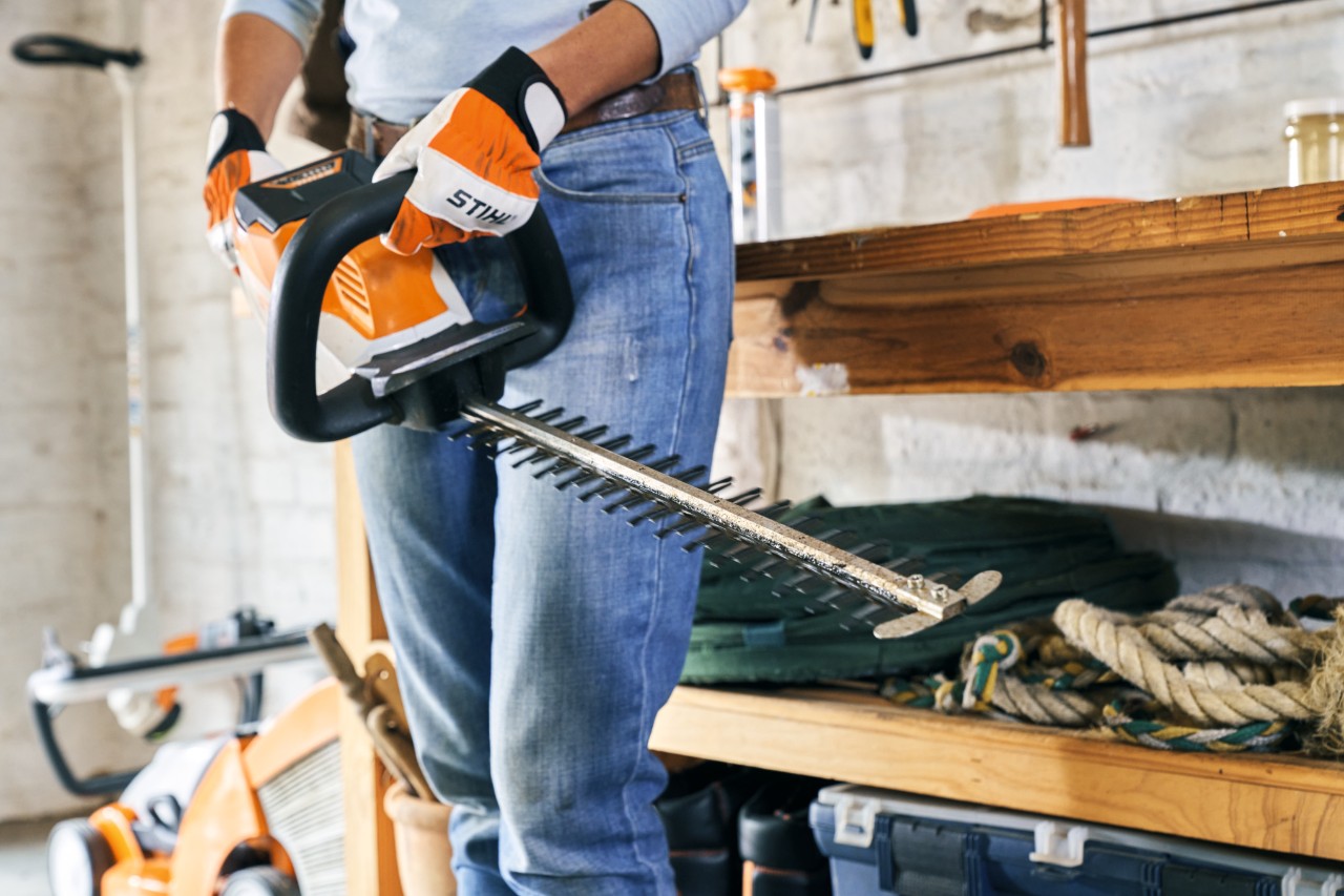 Vrouw houdt een STIHL HSA 56 accuheggenschaar in haar handen