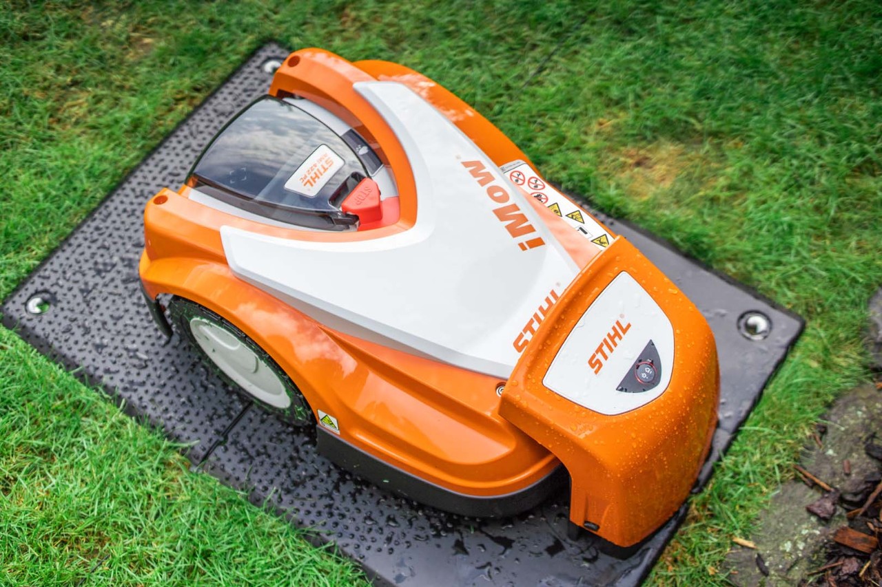STIHL iMOW® 422 robotmaaier in het dockingstation