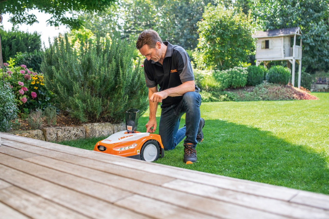 STIHL dealer maakt een STIHL iMOW® 422 robotmaaier na het leggen van de draad klaar voor gebruik