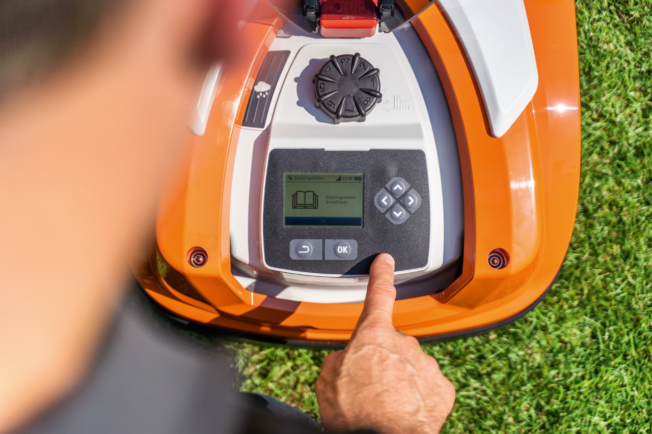 Een STIHL iMOW® 422 robotmaaier wordt tijdens de installatie geconfigureerd via het bedieningspaneel