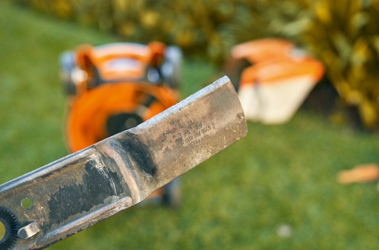 Close-up van een maaimes van een STIHL RMA 339 C accugrasmaaier