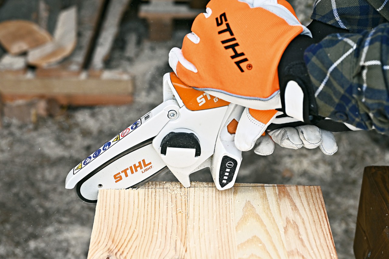 Een STIHL GTA 26 accusnoeizaag wordt gebruikt om schuine randen te maken voor de zijkant van het egelhuisje