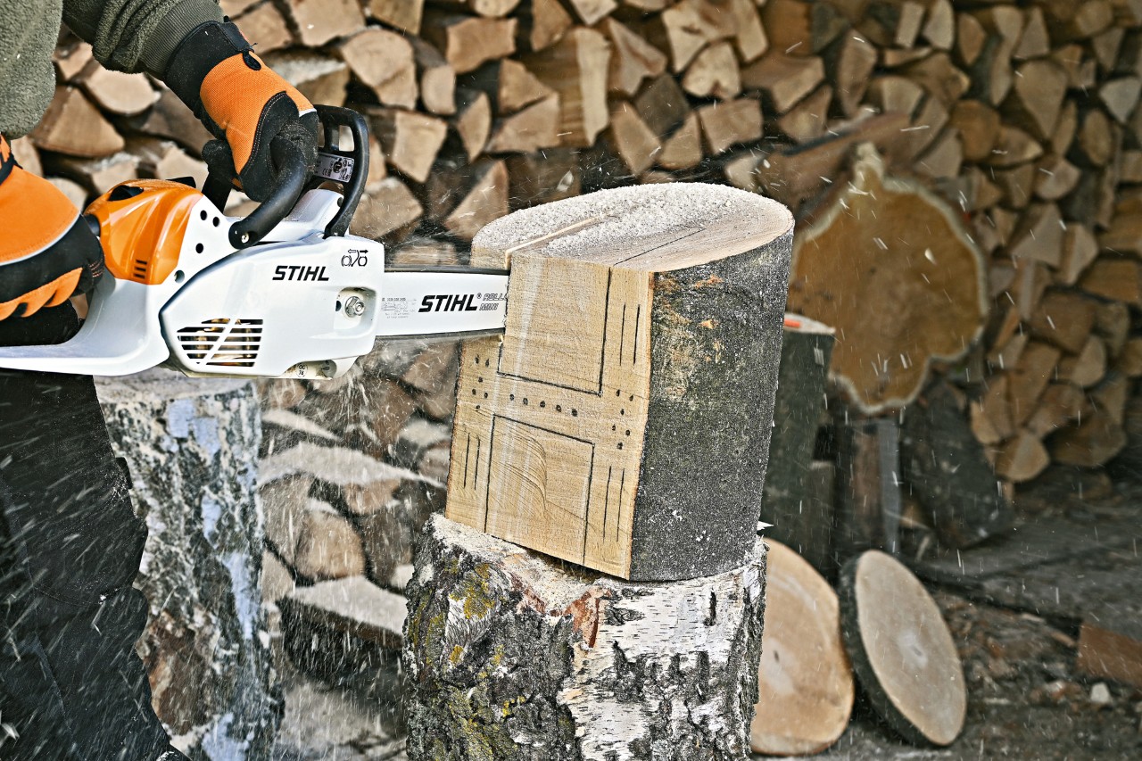 De uitsparingen voor een insectenhotel worden uitgezaagd met een STIHL MS 151 C benzinekettingzaag