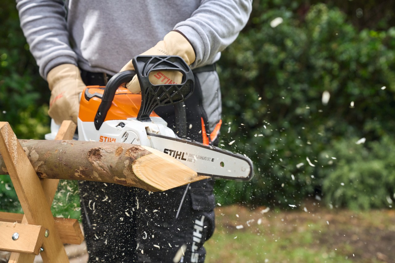 Een boompaal wordt spits gemaakt met een STIHL MSA 70 accukettingzaag